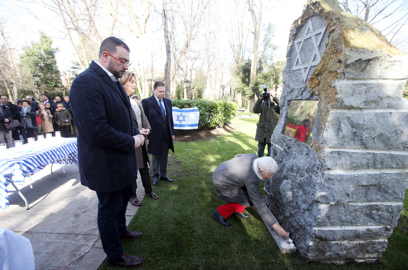 El acto en memoria de las víctimas del Holocausto celebrado ante el monolito conmemorativo del Campo San Francisco en Oviedo, recordó a los «18 millones de europeos asesinados por los nazis, de los cuales seis millones eran judíos»