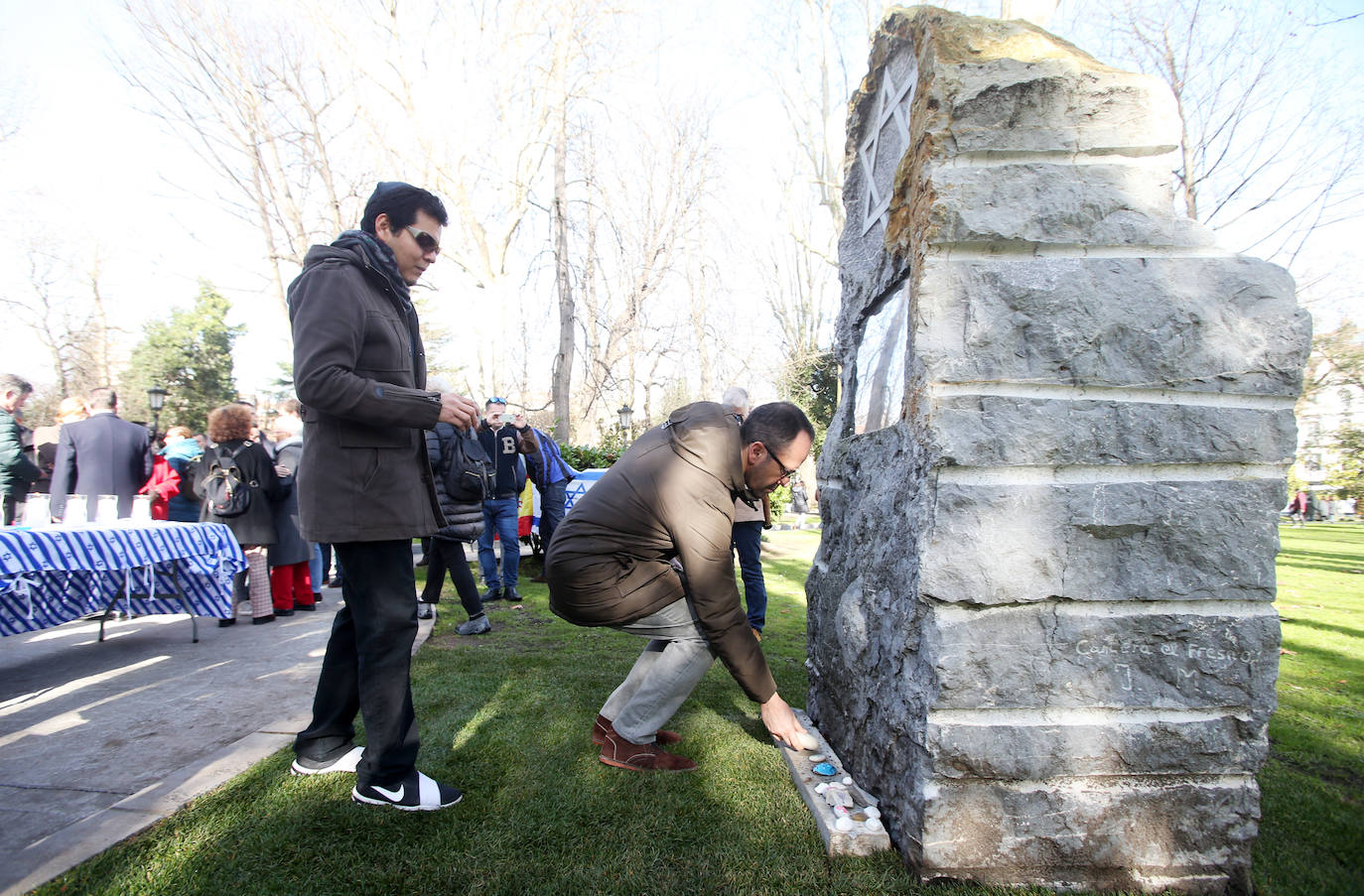 El acto en memoria de las víctimas del Holocausto celebrado ante el monolito conmemorativo del Campo San Francisco en Oviedo, recordó a los «18 millones de europeos asesinados por los nazis, de los cuales seis millones eran judíos»