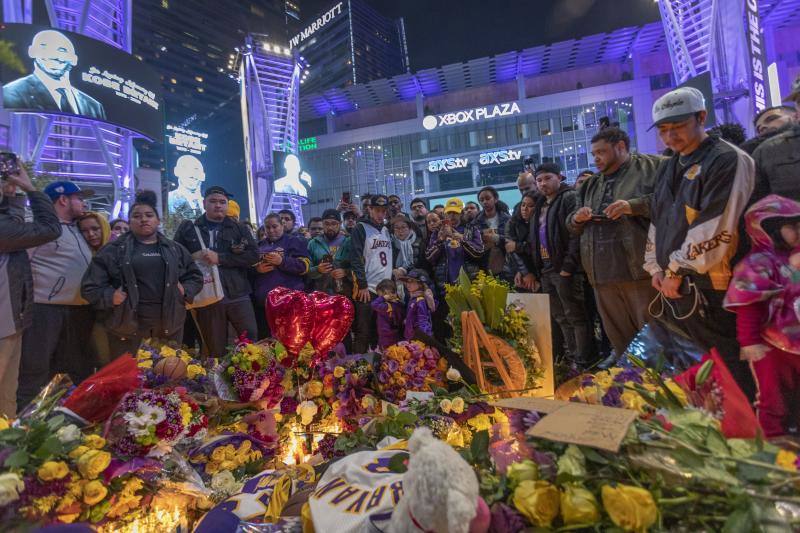 Altar improvisado en honor a Kobe Bryant en Los Angeles. 