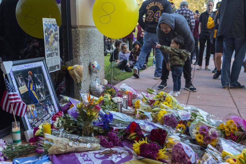 Los fans crearon un altar improvisado en la entrada de la Academia de Deportes Mamba en Thousand Oaks, California. 