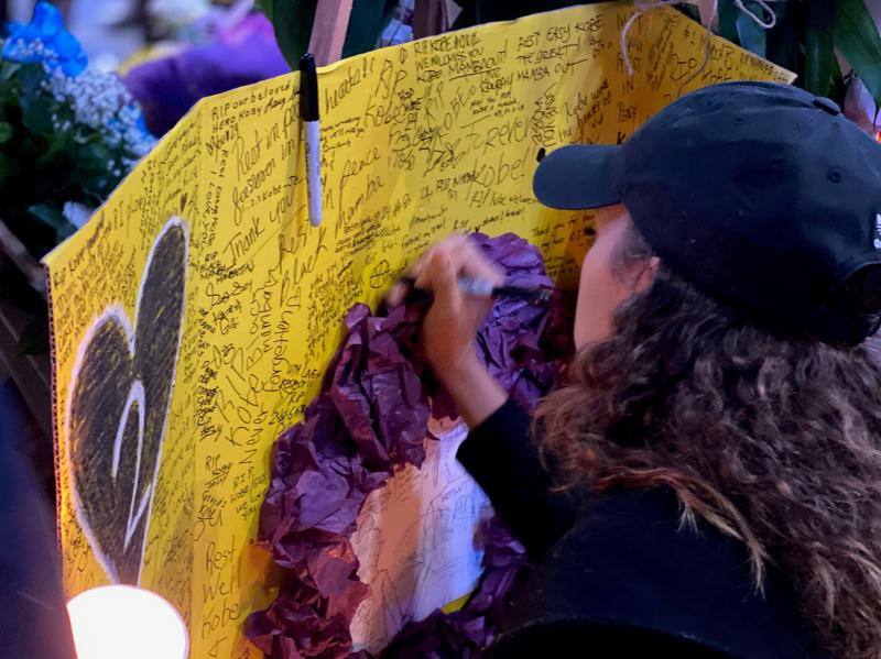 Altar improvisado en honor a Kobe Bryant en Los Angeles. 