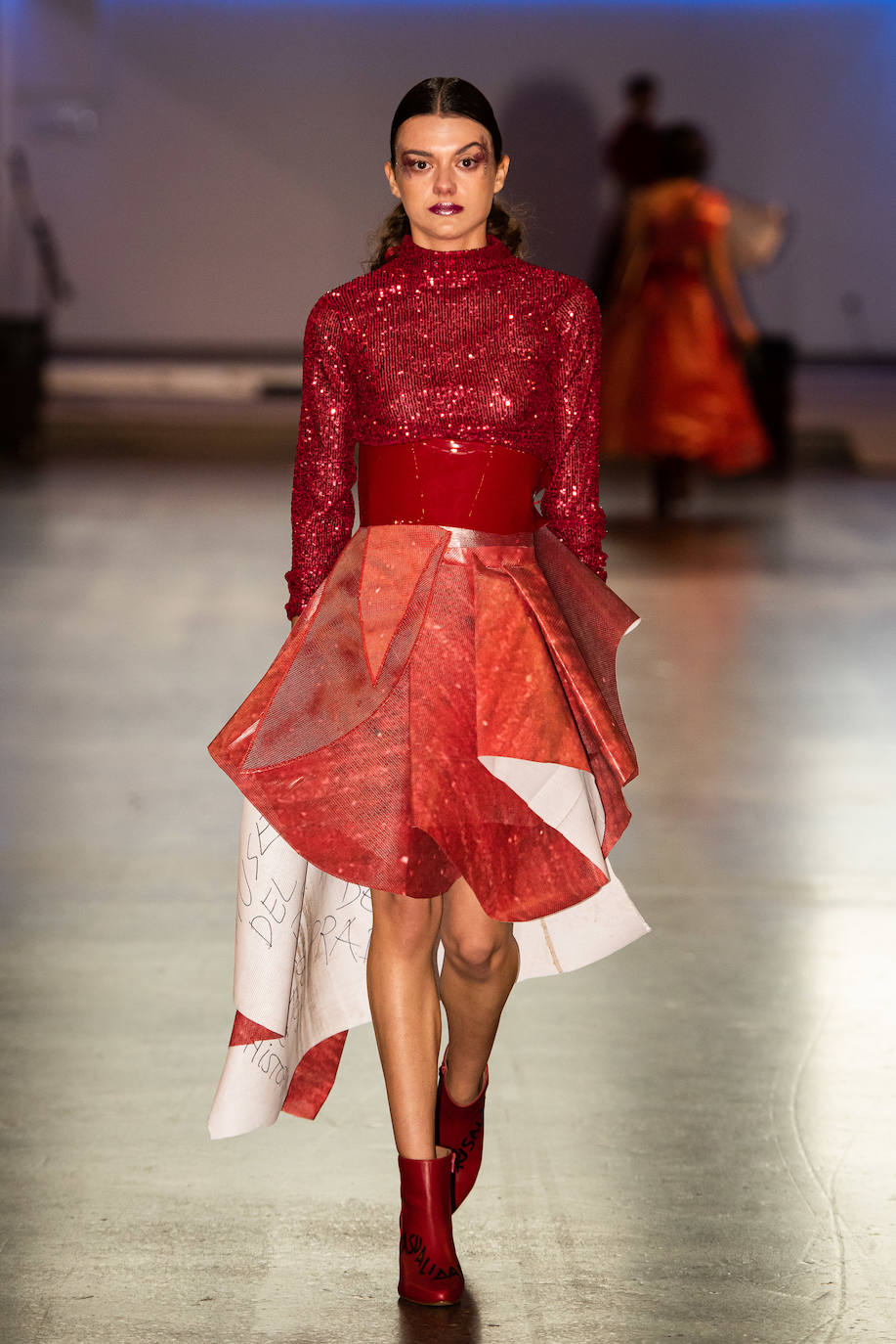 Los diseños de la asturiana desfilaron este lunes por la pasarela de la Mercedes-Benz Fashion Week. El trabajo se enmarca en la iniciativa Forests for Fashion que PEFC desarrolla en colaboración con Naciones Unidas. 