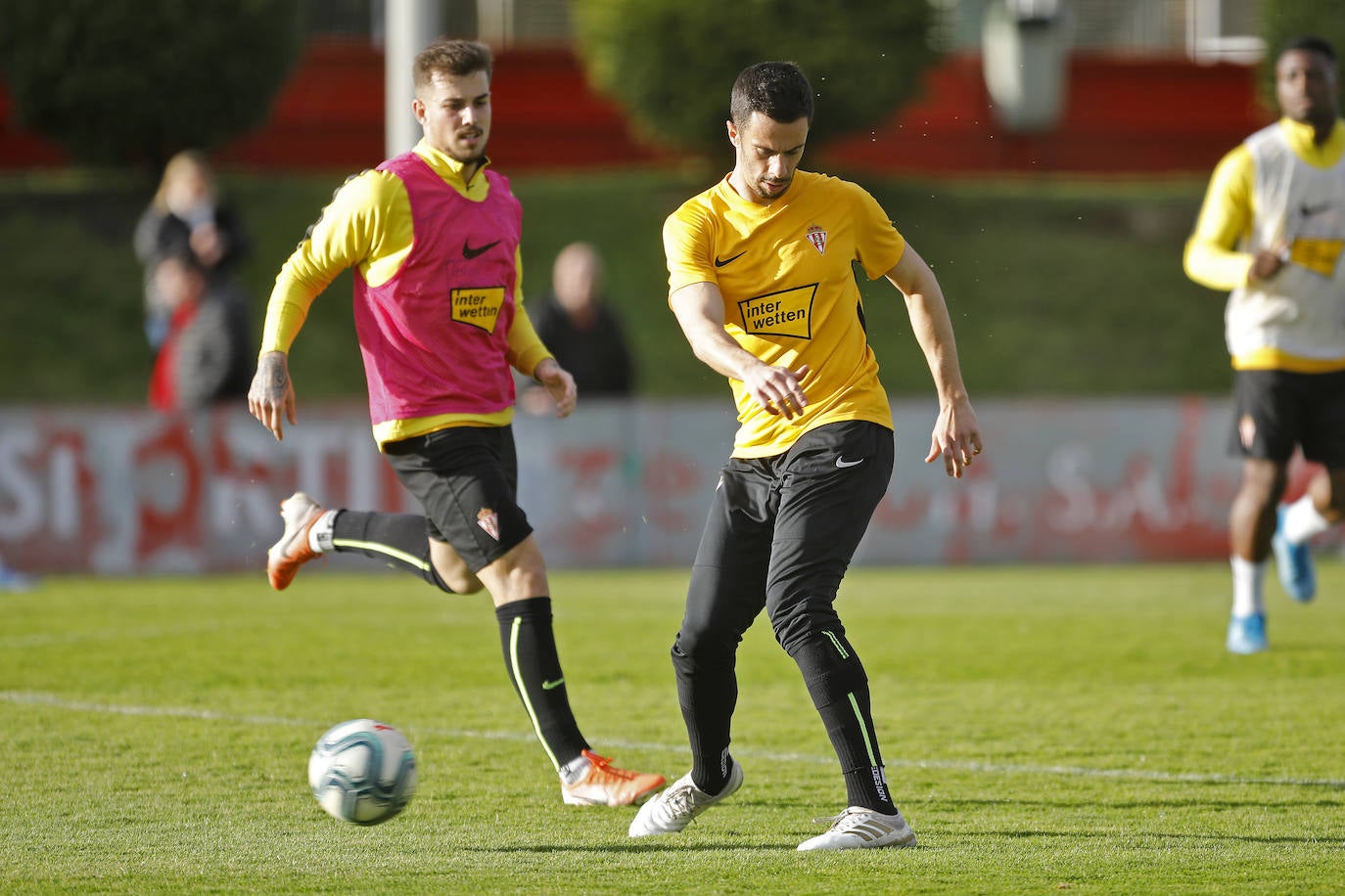 El conjunto rojiblanco se ejercita en Mareo tras la victoria ante el Fuenlabrada del pasado sábado en El Molinón. 