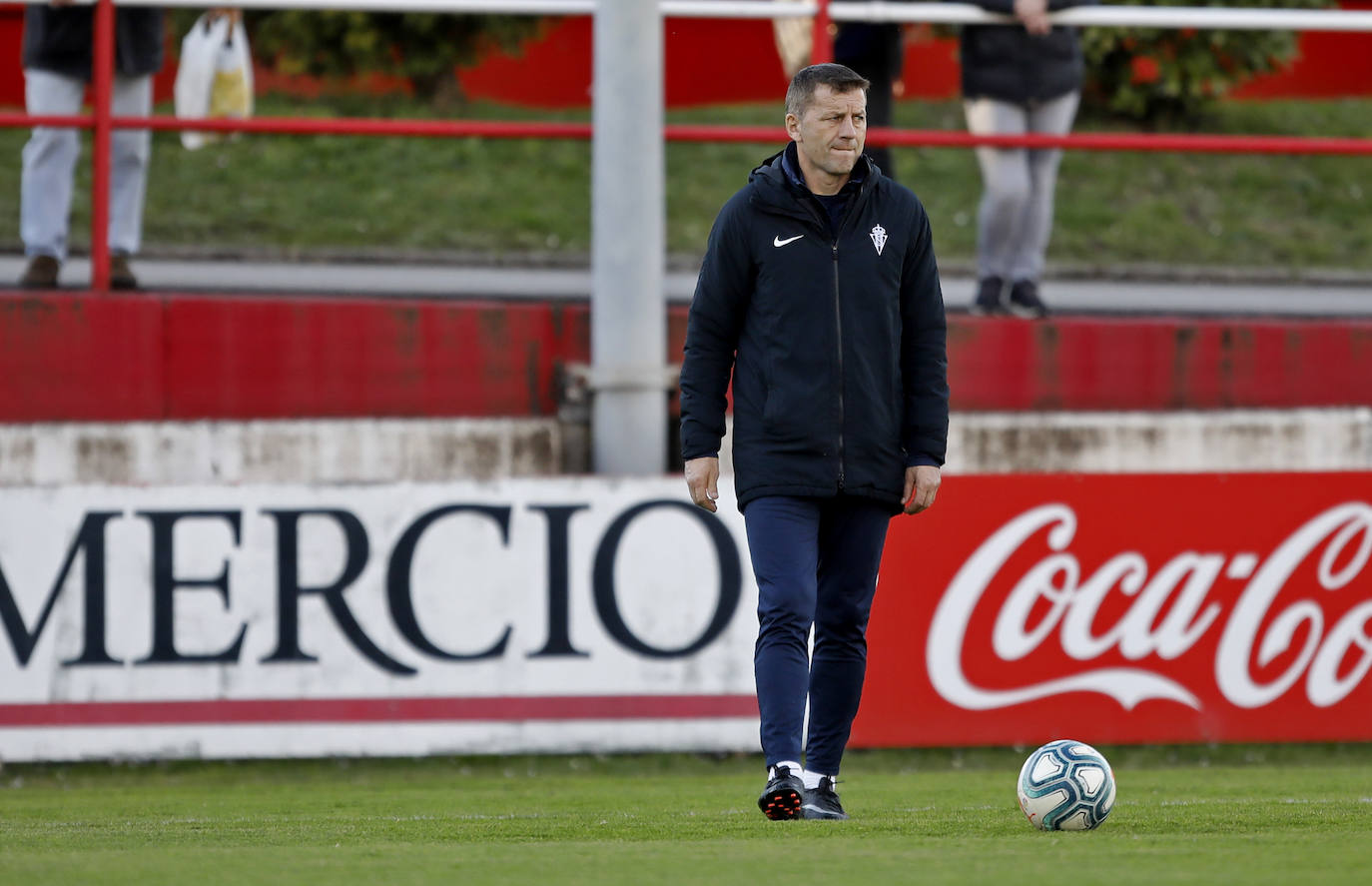 El conjunto rojiblanco se ejercita en Mareo tras la victoria ante el Fuenlabrada del pasado sábado en El Molinón. 