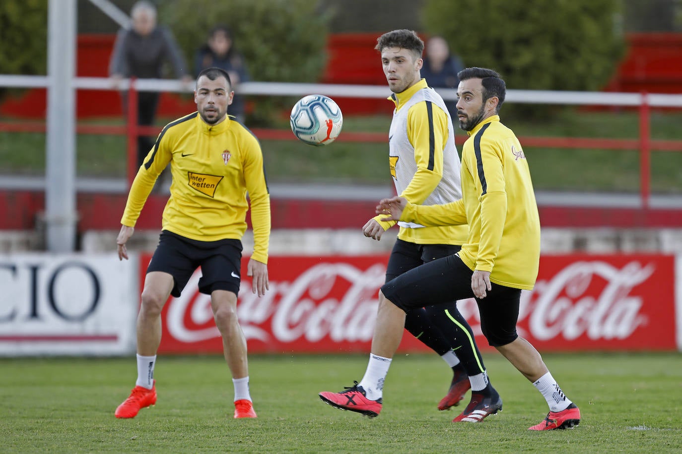 El conjunto rojiblanco se ejercita en Mareo tras la victoria ante el Fuenlabrada del pasado sábado en El Molinón. 