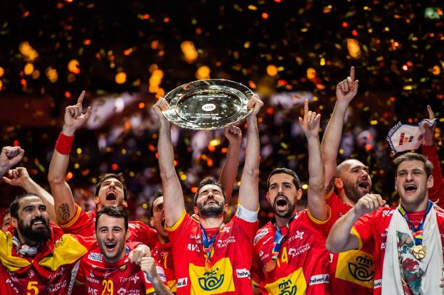 El capitán Raúl Entrerríos, rodeado por sus compañeros, levanta el trofeo que acredita a España como campeona de Europa. 