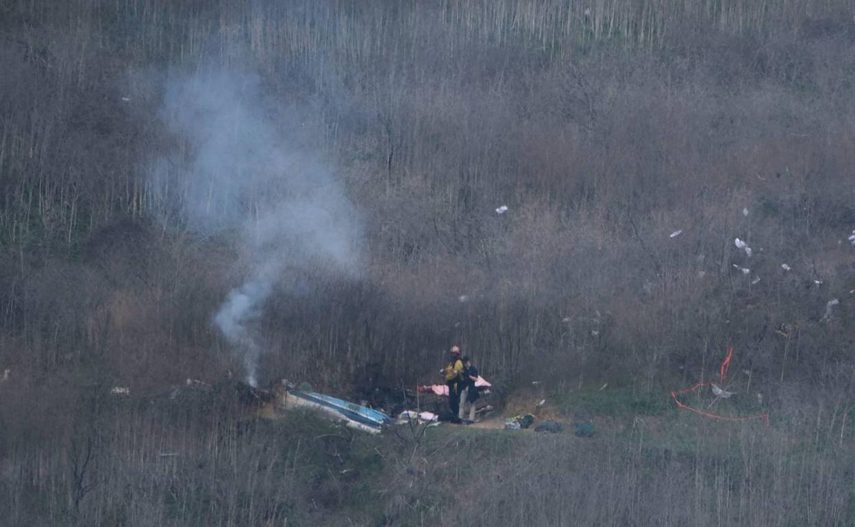 Imagen de los restos del helicóptero estrellado donde viajaban Kobe Bryant y su hija.