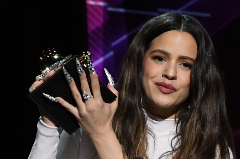 Rosalía ha hecho historia en los Grammy al conseguir el premio al mejor disco latino de rock, urbano o alternativo para 'El mal querer'. La catalana, además, debutó en la gala con una gran actuación en directo.