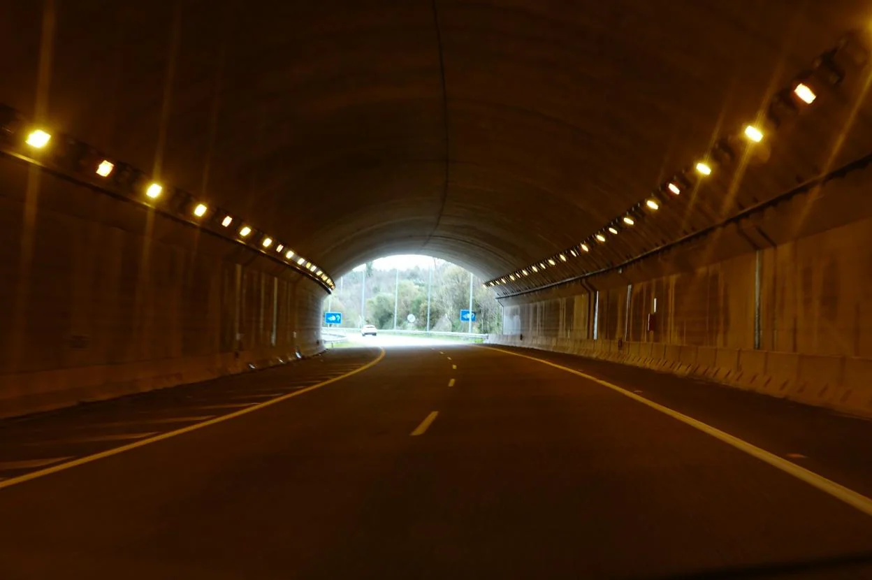 Túnel de Tezangos, en la autovía del Cantábrico dentro del término municipal riosellano, y el de Duesos, en Caravia. 
