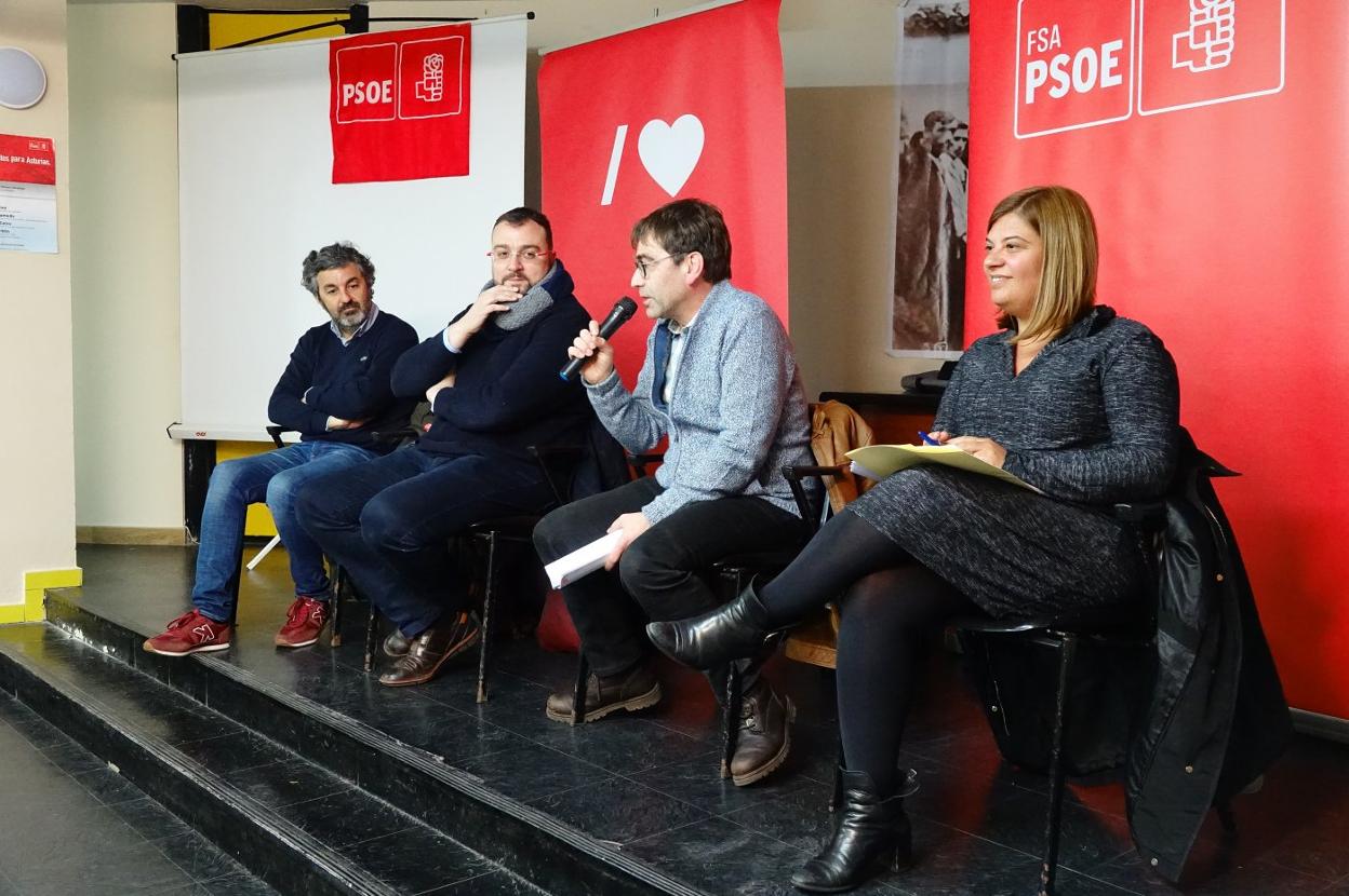 Alejandro Calvo, Adrián Barbón, Jose Sánchez y Gimena Llamedo en Arenas de Cabrales. 