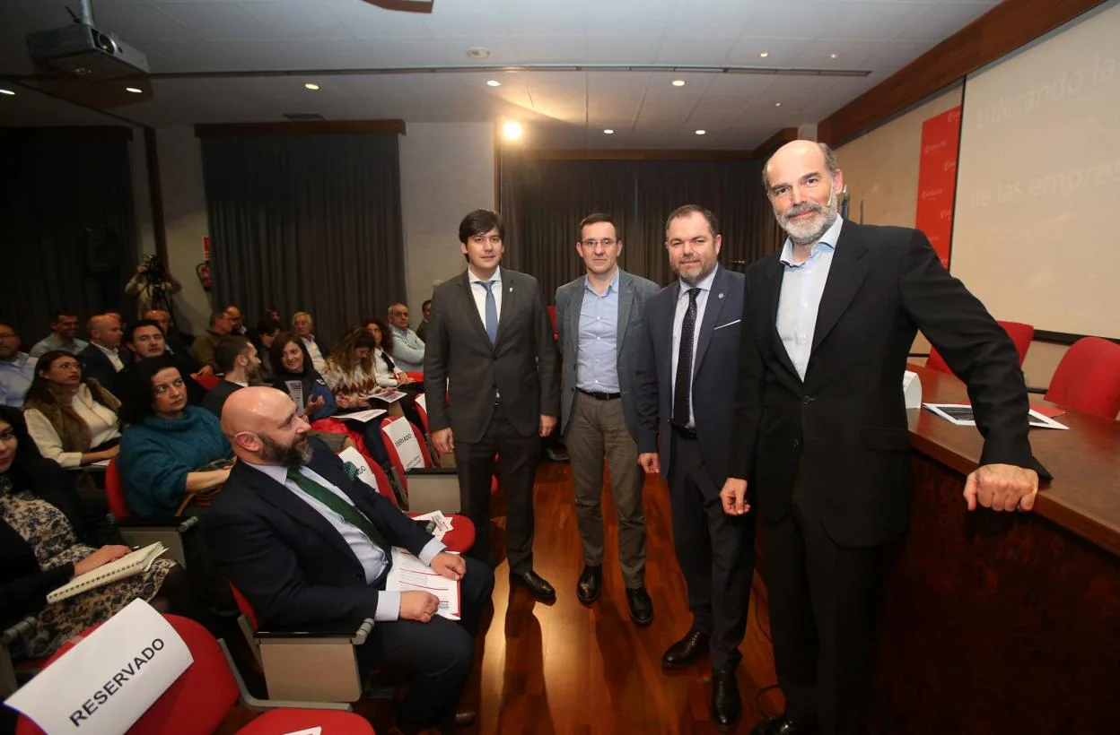 Borja Sánchez, Javier Cuesta, Carlos Paniceres e Iñigo Manso antes de comenzar la ponencia. 