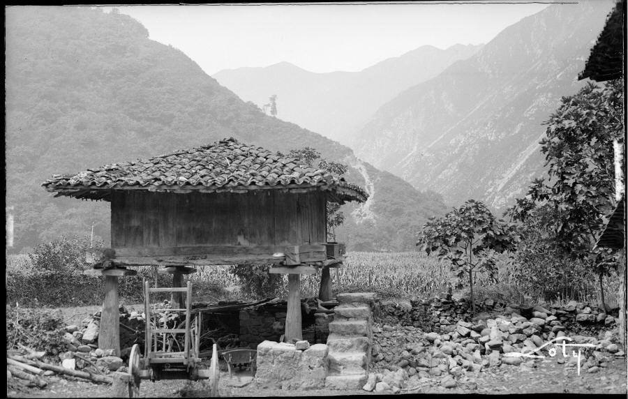 Realizamos un periplo por una Asturias rural, en imágenes que conforman un insólito documento de un mundo ya perdido y casi desconocido. Visitamos pueblos, tabernas, mercados... Una visión original y en muchos casos, absolutamente desconocida del Principado en donde comprobamos las transformaciones que se han producido en las condiciones de vida del campo asturiano