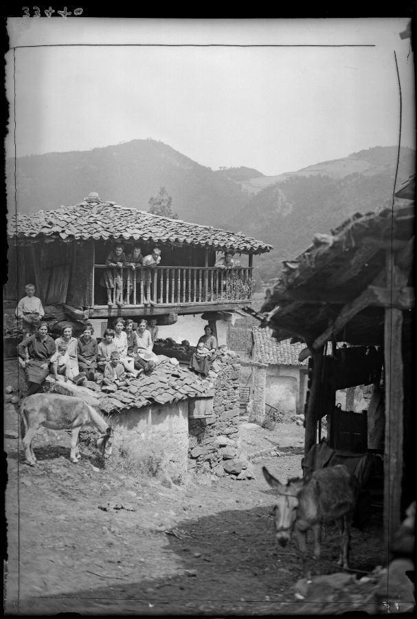 Realizamos un periplo por una Asturias rural, en imágenes que conforman un insólito documento de un mundo ya perdido y casi desconocido. Visitamos pueblos, tabernas, mercados... Una visión original y en muchos casos, absolutamente desconocida del Principado en donde comprobamos las transformaciones que se han producido en las condiciones de vida del campo asturiano