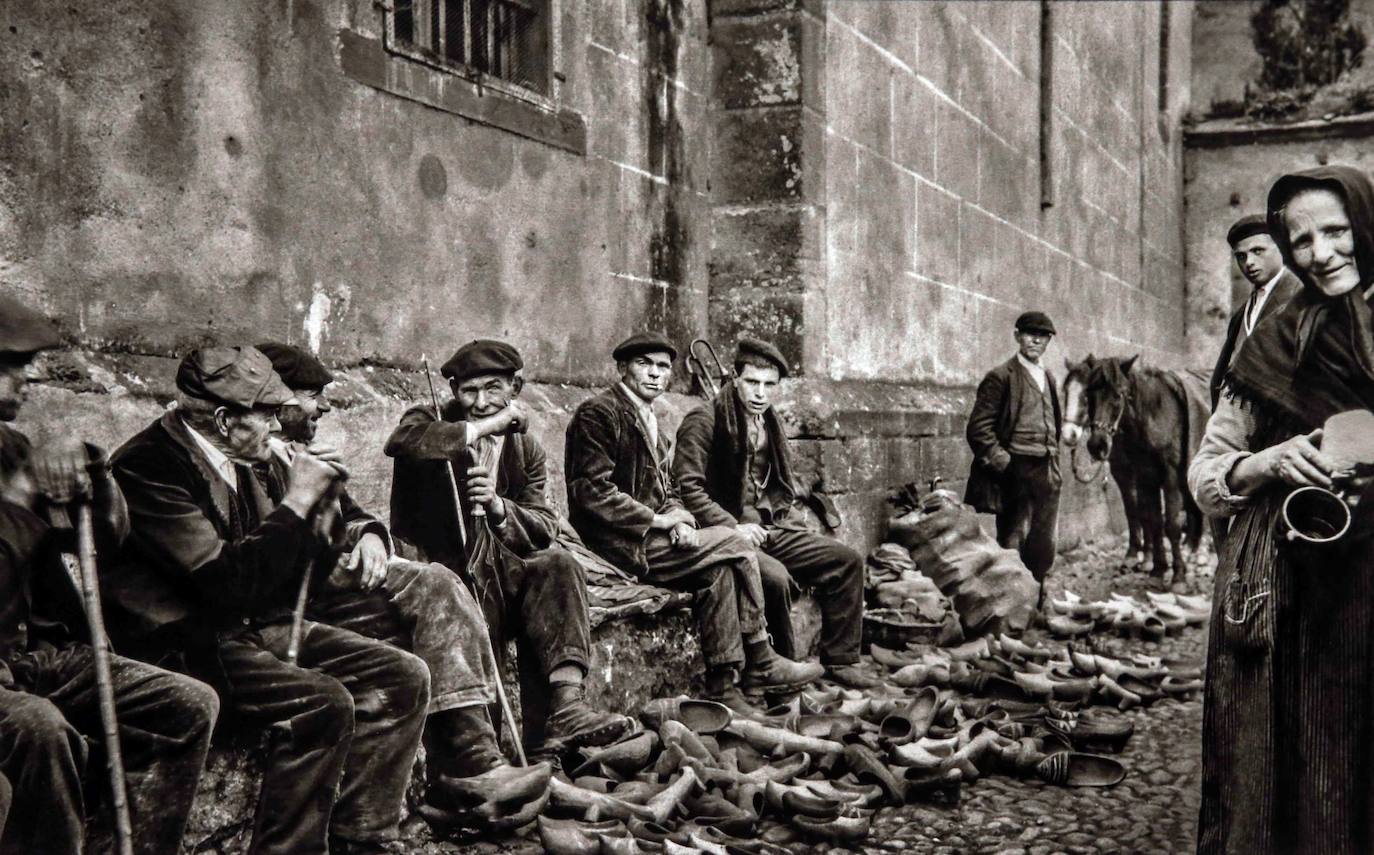 Realizamos un periplo por una Asturias rural, en imágenes que conforman un insólito documento de un mundo ya perdido y casi desconocido. Visitamos pueblos, tabernas, mercados... Una visión original y en muchos casos, absolutamente desconocida del Principado en donde comprobamos las transformaciones que se han producido en las condiciones de vida del campo asturiano