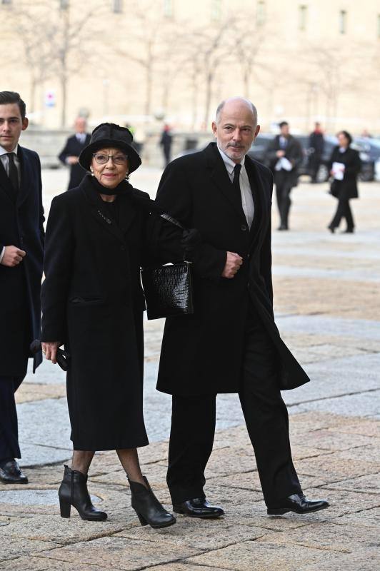 La Familia Real, acompañada de amigos y políticos, acudió al funeral de la infanta Pilar de Borbón, que falleció el pasado 8 de enero a los 83 años. 