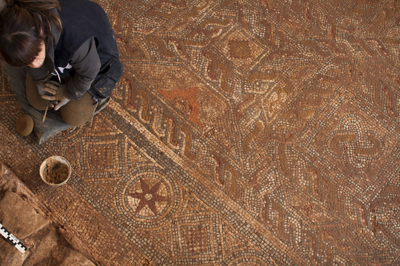 El informe arqueológico de la villa de La Estaca confirma que cuenta con el mayor y más rico repertorio decorativo de todas las casas romanas documentadas en la región