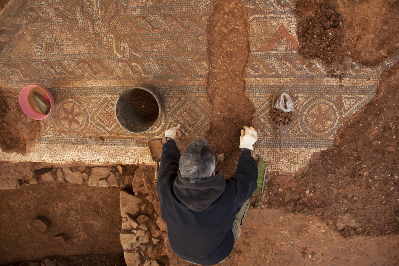 El informe arqueológico de la villa de La Estaca confirma que cuenta con el mayor y más rico repertorio decorativo de todas las casas romanas documentadas en la región