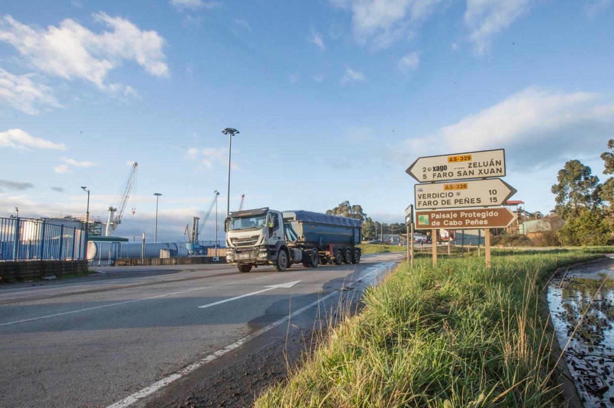 Zona de El Estrellín en la que la carretera AS-328 se bifurca en dos, la que rodea Alcoa camino del Cabo Peñas, y la AS-329 que continúa hacia el faro de Avilés. 