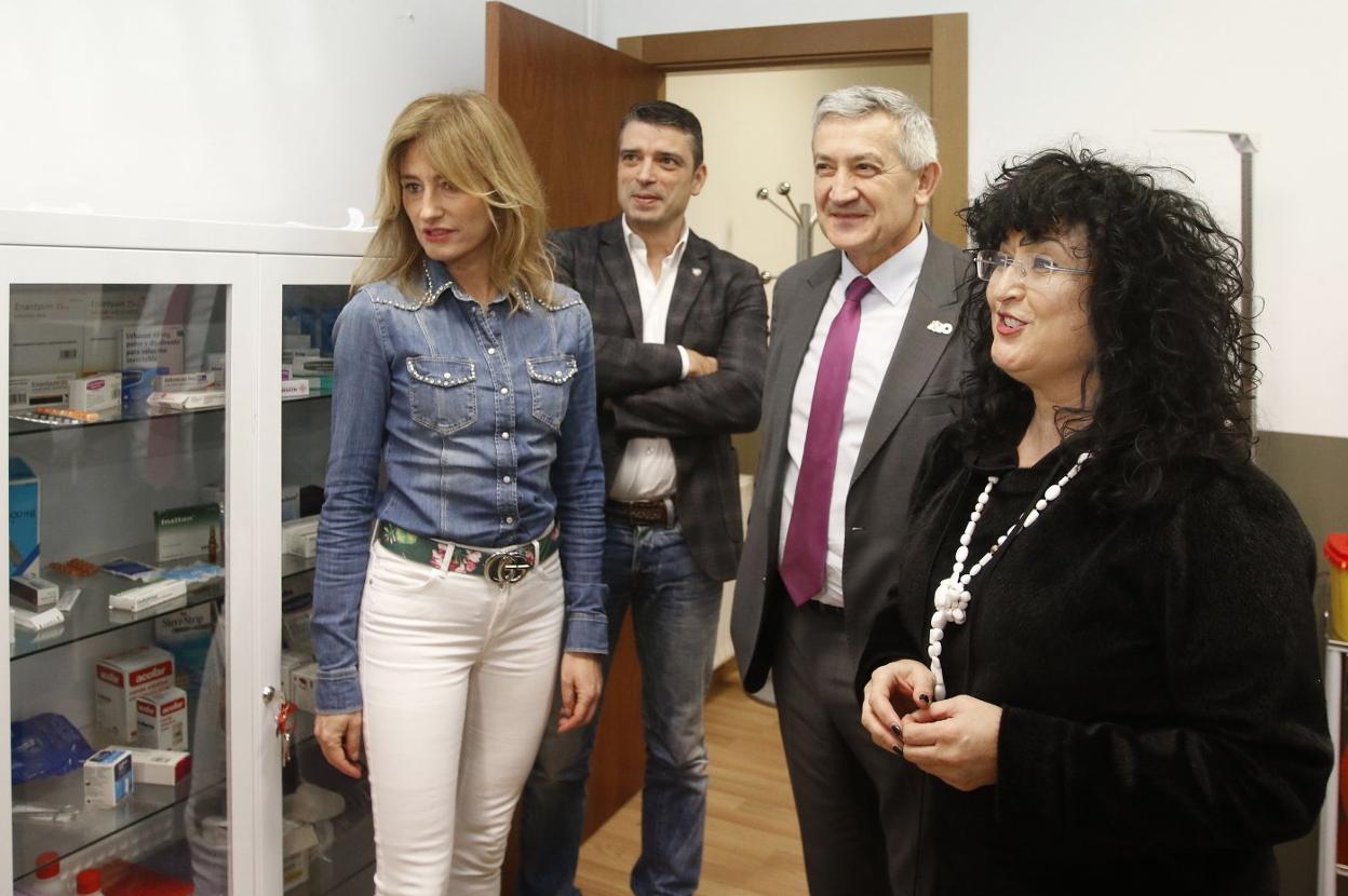 Laura Mallada, especialista en enfermería del trabajo; Juan Carlos Campo, Santiago García Granda y Ana Caro, en el remozado Servicio de Prevención de Riesgos Laborales. 