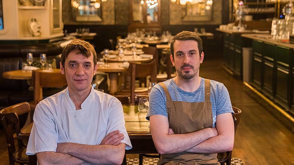 El cocinero ovetense Íñigo Álvarez y el camarero cabraliego Bruno Bayo, en Ibérica Victoria. 