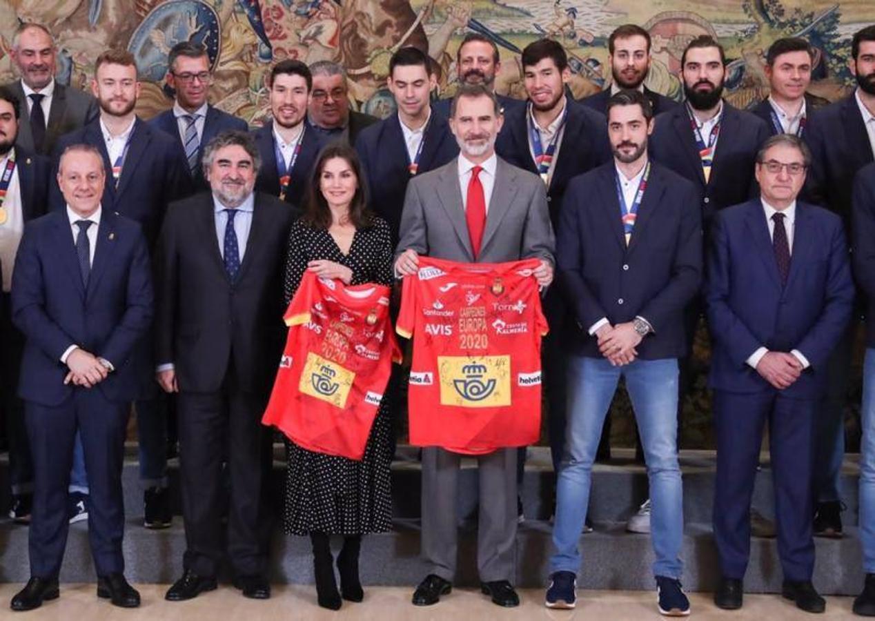 Fotos: Letizia estrena vestido de lunares