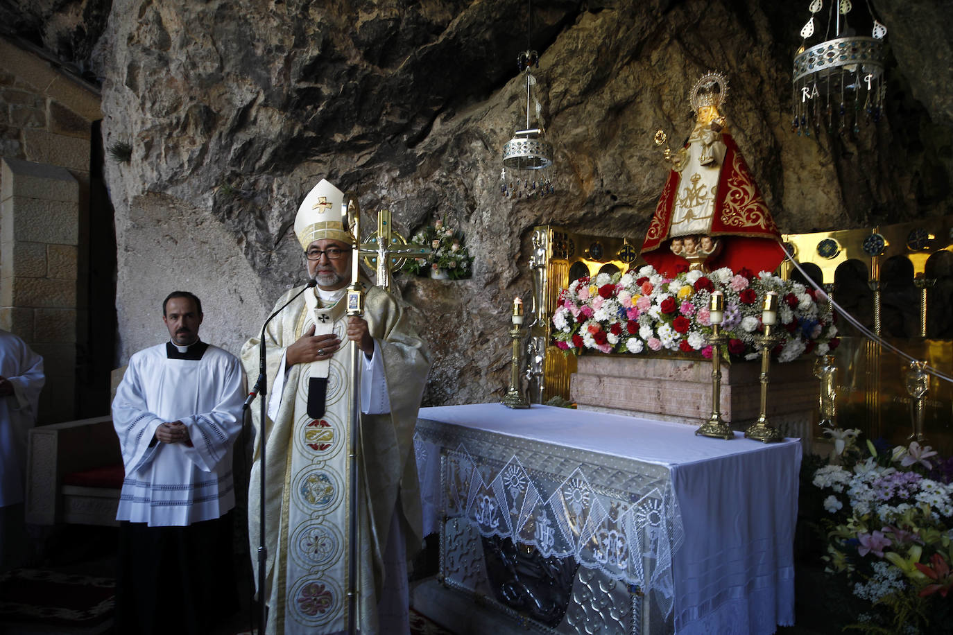 El arzobispo durante un acto religioso ante la Santina en la santa cueva (08/09/2015). 