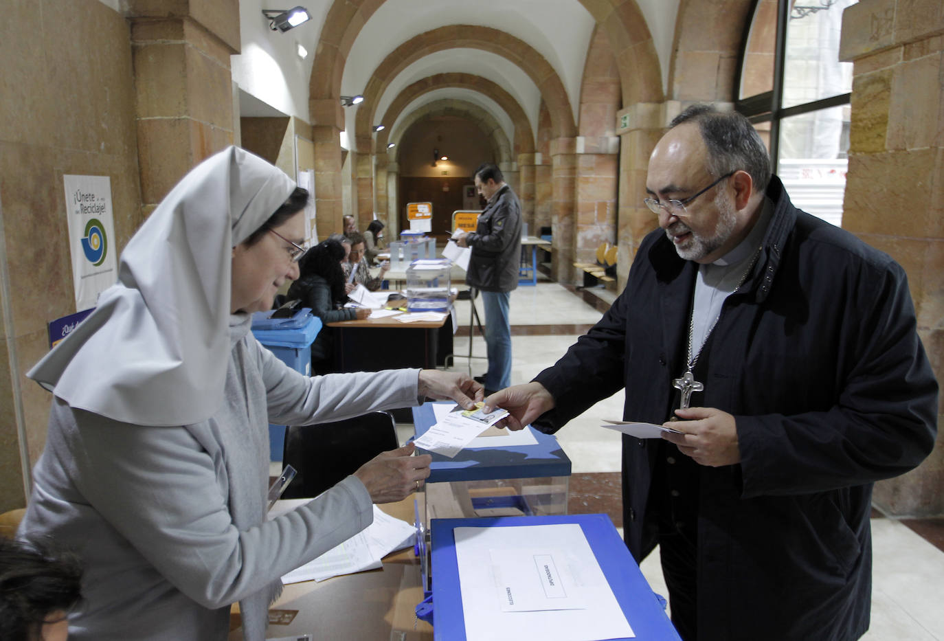 El arzobispo vota en una mesa electoral en la que la presidenta es una monja (20/12/2015) 