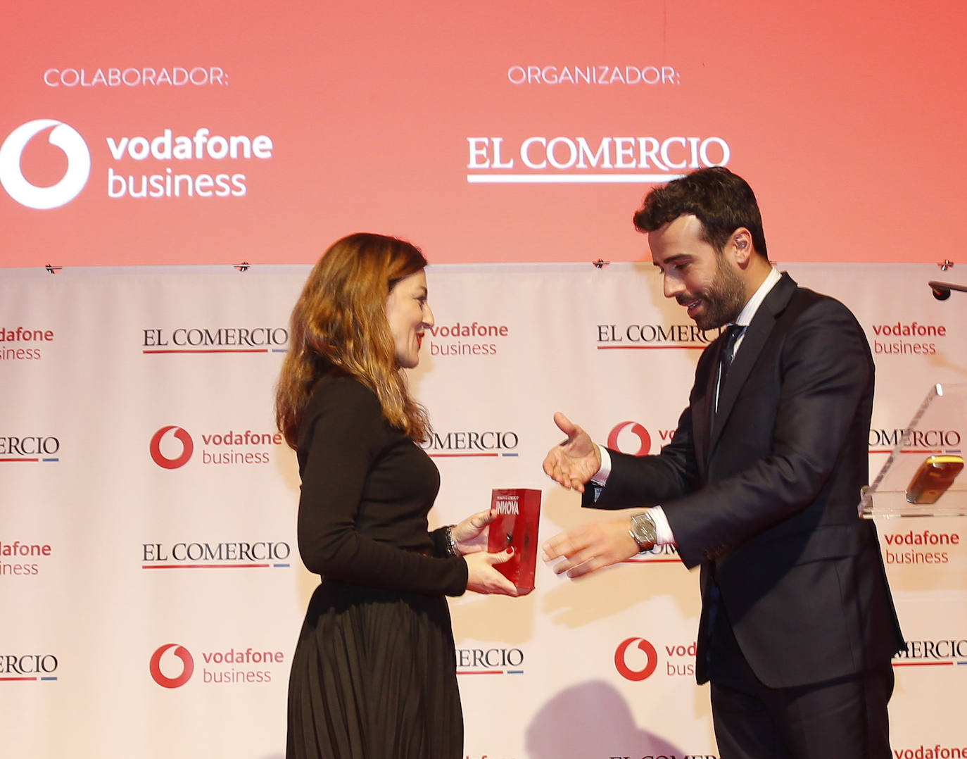 EL COMERCIO galardona, en colaboración con Vodafone, a CAPSA, el Grupo Baldajos, Alimerka y el Ayuntamiento de Siero por su gestión del cambio