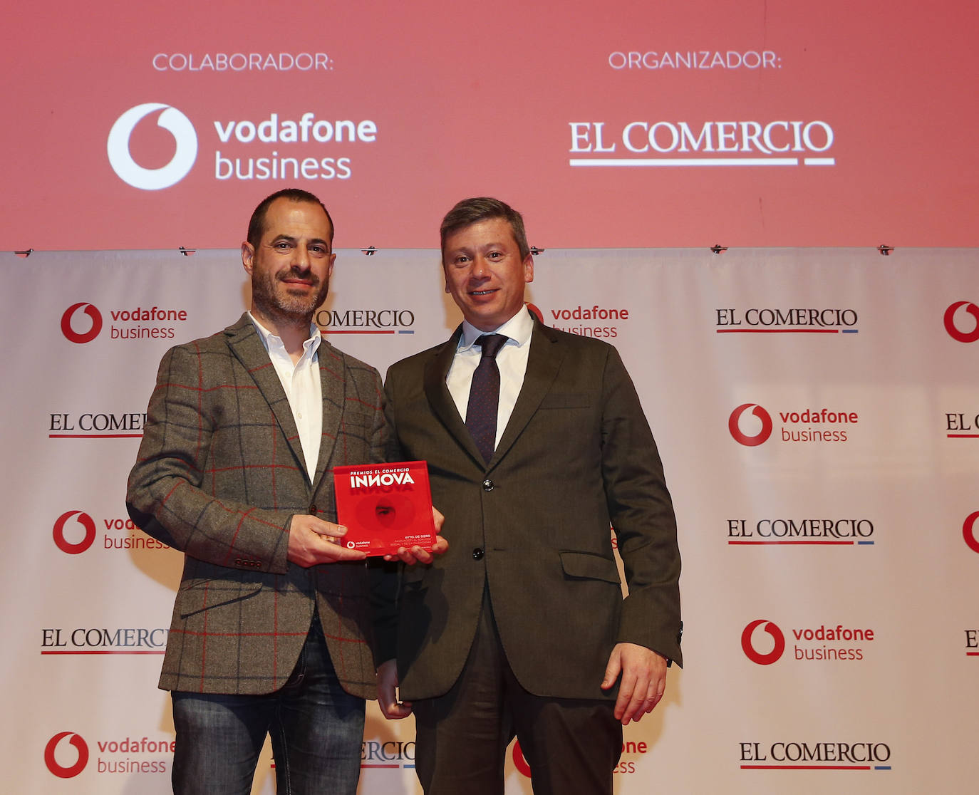 EL COMERCIO galardona, en colaboración con Vodafone, a CAPSA, el Grupo Baldajos, Alimerka y el Ayuntamiento de Siero por su gestión del cambio