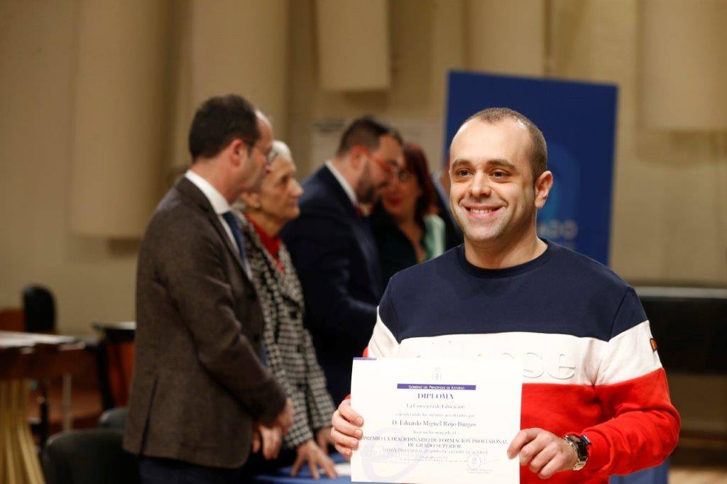 Casi medio centenae de estudiantes de Secundaria y Formación Profesional de Asturias recogieron este jueves los Premios al Alumnado que otorga el Principado. 