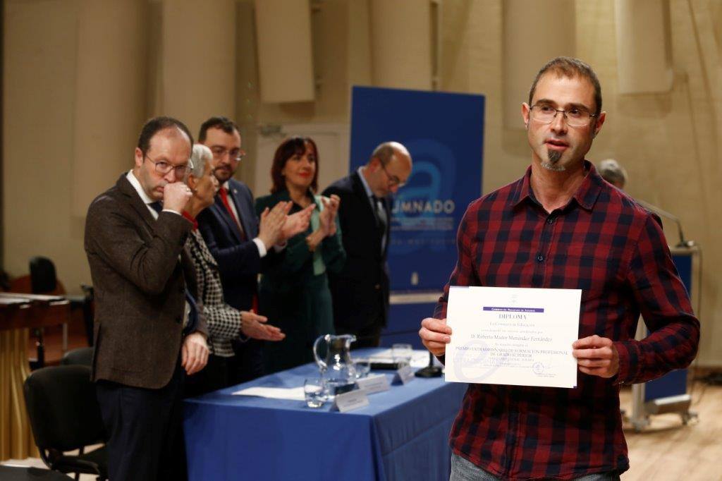 Casi medio centenae de estudiantes de Secundaria y Formación Profesional de Asturias recogieron este jueves los Premios al Alumnado que otorga el Principado. 