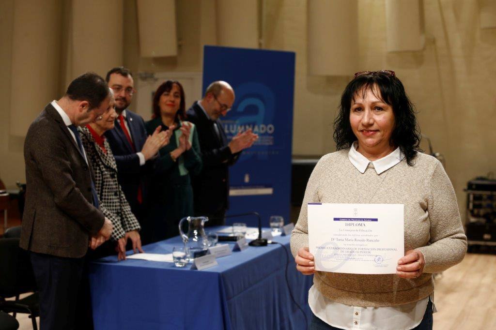 Casi medio centenae de estudiantes de Secundaria y Formación Profesional de Asturias recogieron este jueves los Premios al Alumnado que otorga el Principado. 