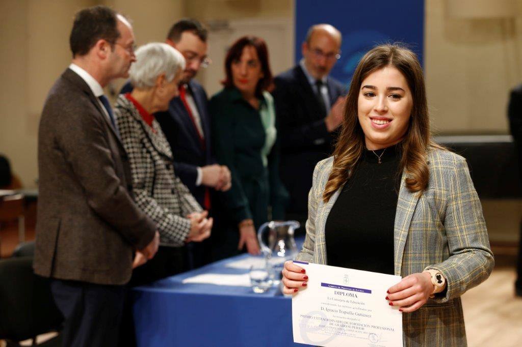 Casi medio centenae de estudiantes de Secundaria y Formación Profesional de Asturias recogieron este jueves los Premios al Alumnado que otorga el Principado. 