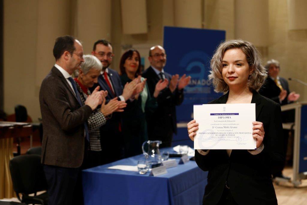 Casi medio centenae de estudiantes de Secundaria y Formación Profesional de Asturias recogieron este jueves los Premios al Alumnado que otorga el Principado. 