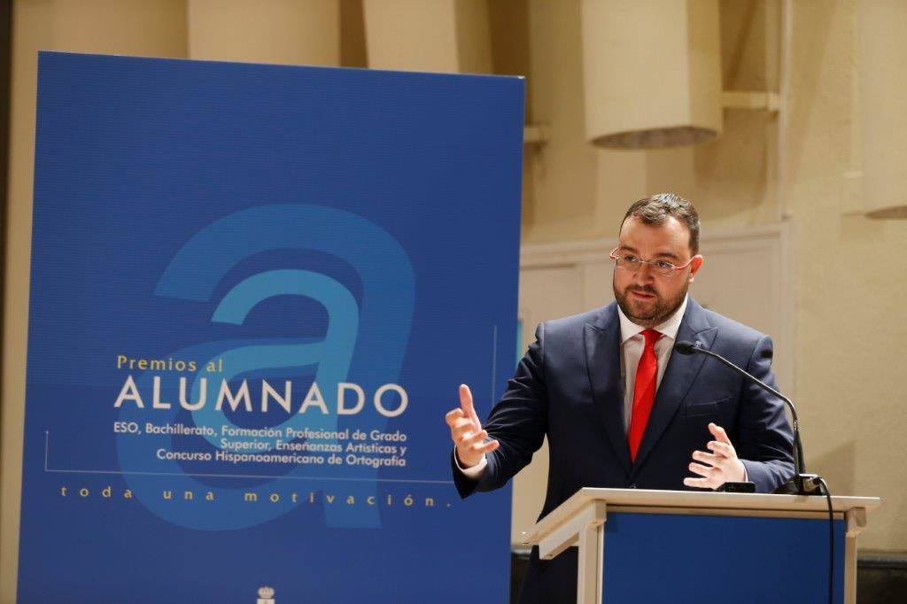 Casi medio centenae de estudiantes de Secundaria y Formación Profesional de Asturias recogieron este jueves los Premios al Alumnado que otorga el Principado. 