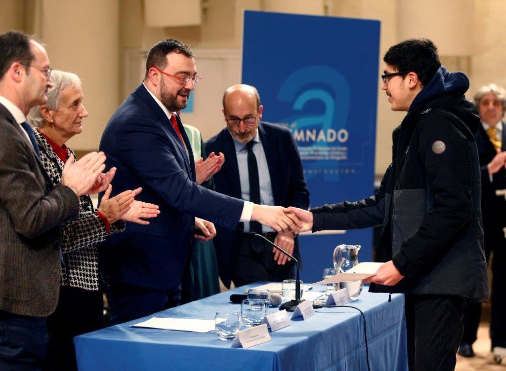 Casi medio centenae de estudiantes de Secundaria y Formación Profesional de Asturias recogieron este jueves los Premios al Alumnado que otorga el Principado. 