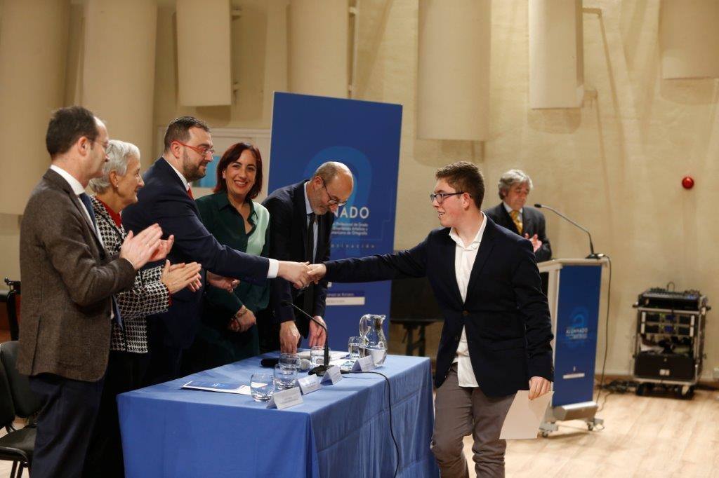 Casi medio centenae de estudiantes de Secundaria y Formación Profesional de Asturias recogieron este jueves los Premios al Alumnado que otorga el Principado. 