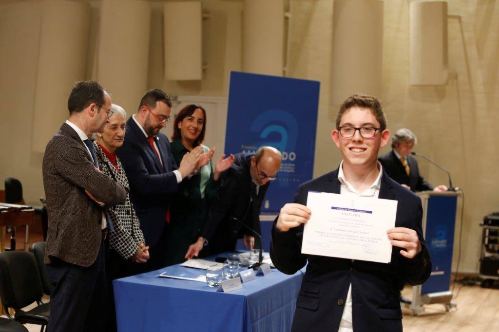 Casi medio centenae de estudiantes de Secundaria y Formación Profesional de Asturias recogieron este jueves los Premios al Alumnado que otorga el Principado. 