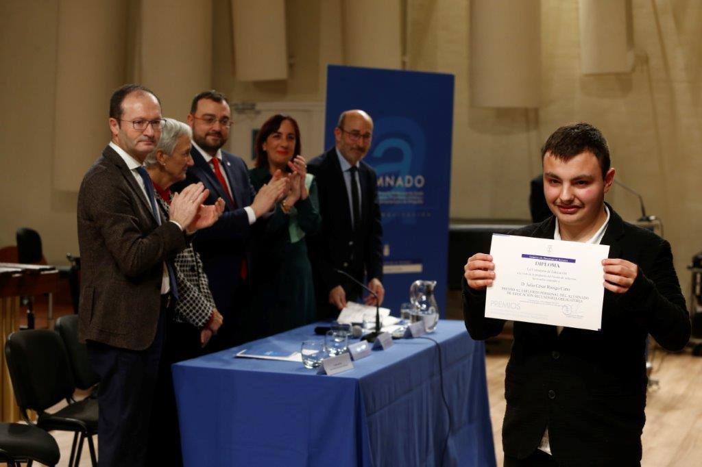 Casi medio centenae de estudiantes de Secundaria y Formación Profesional de Asturias recogieron este jueves los Premios al Alumnado que otorga el Principado. 