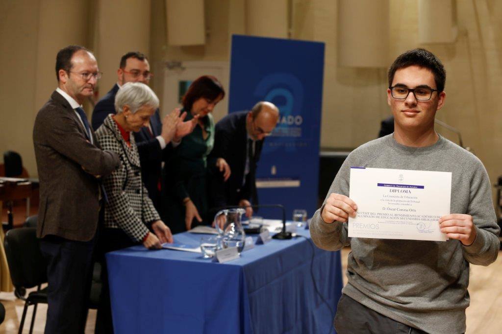 Casi medio centenae de estudiantes de Secundaria y Formación Profesional de Asturias recogieron este jueves los Premios al Alumnado que otorga el Principado. 