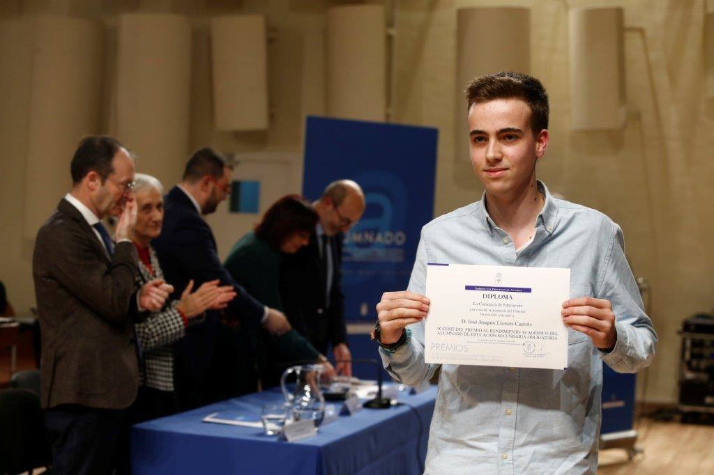 Casi medio centenae de estudiantes de Secundaria y Formación Profesional de Asturias recogieron este jueves los Premios al Alumnado que otorga el Principado. 