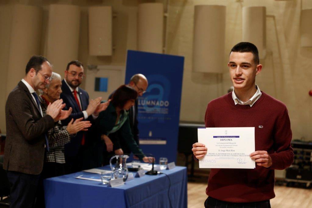 Casi medio centenae de estudiantes de Secundaria y Formación Profesional de Asturias recogieron este jueves los Premios al Alumnado que otorga el Principado. 