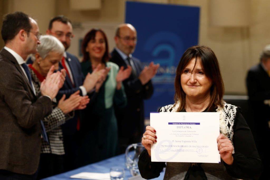 Casi medio centenae de estudiantes de Secundaria y Formación Profesional de Asturias recogieron este jueves los Premios al Alumnado que otorga el Principado. 