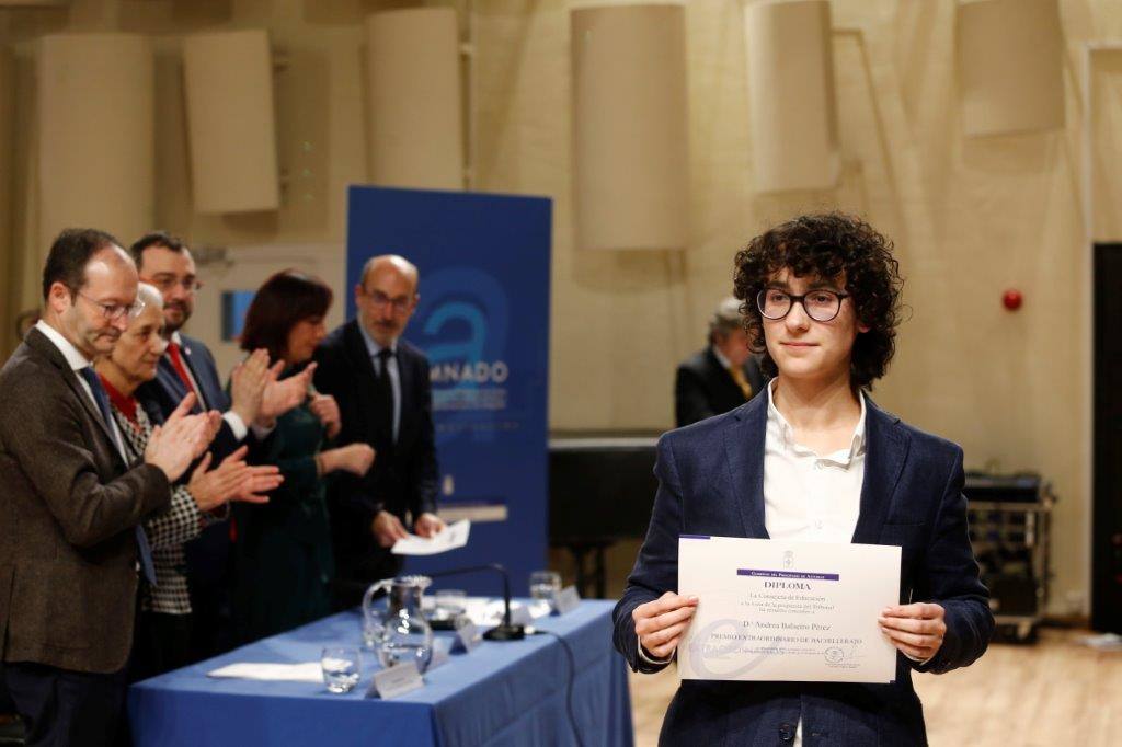 Casi medio centenae de estudiantes de Secundaria y Formación Profesional de Asturias recogieron este jueves los Premios al Alumnado que otorga el Principado. 