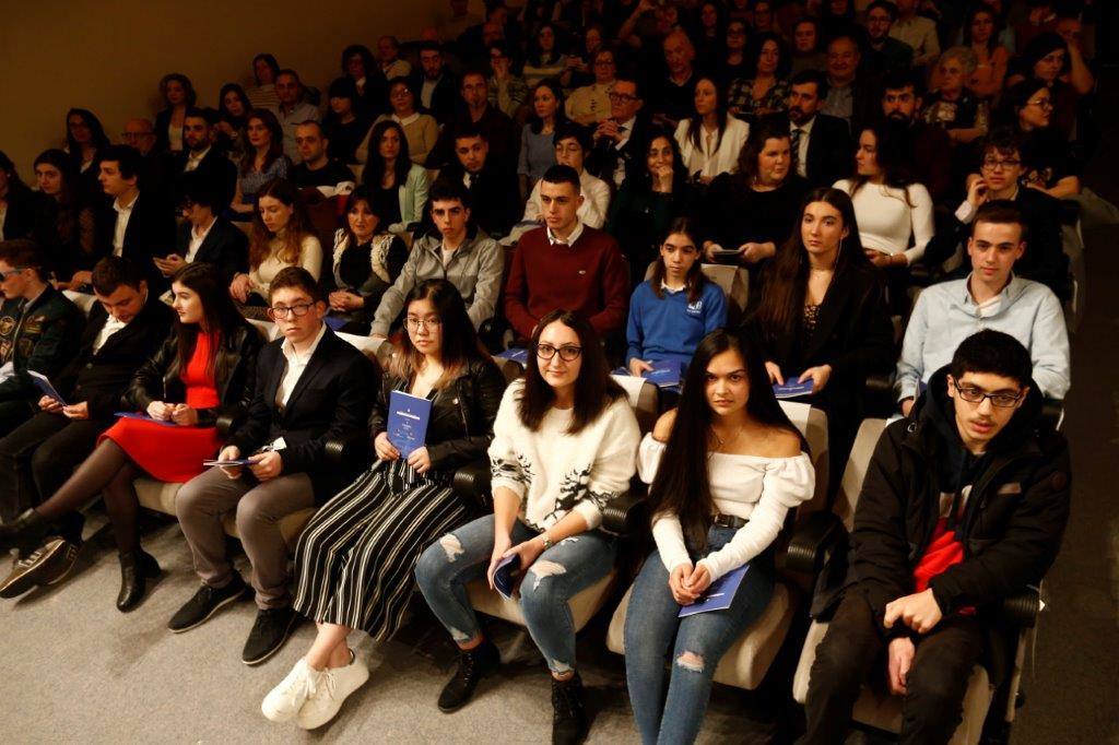 Casi medio centenae de estudiantes de Secundaria y Formación Profesional de Asturias recogieron este jueves los Premios al Alumnado que otorga el Principado. 