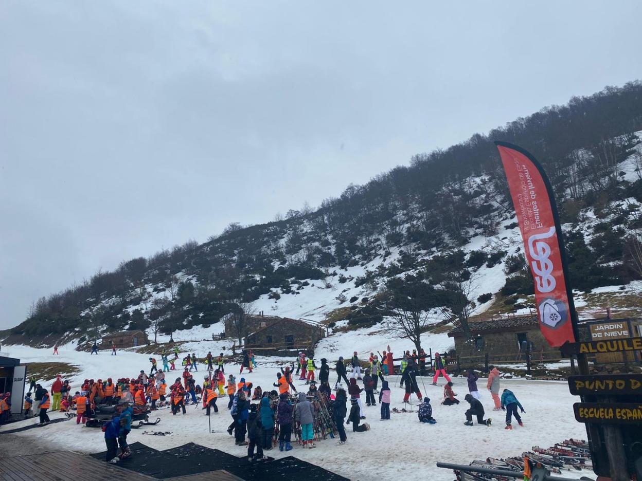 Escolares en la parte baja de Fuentes de Invierno. :: ESCUELA FUENTES