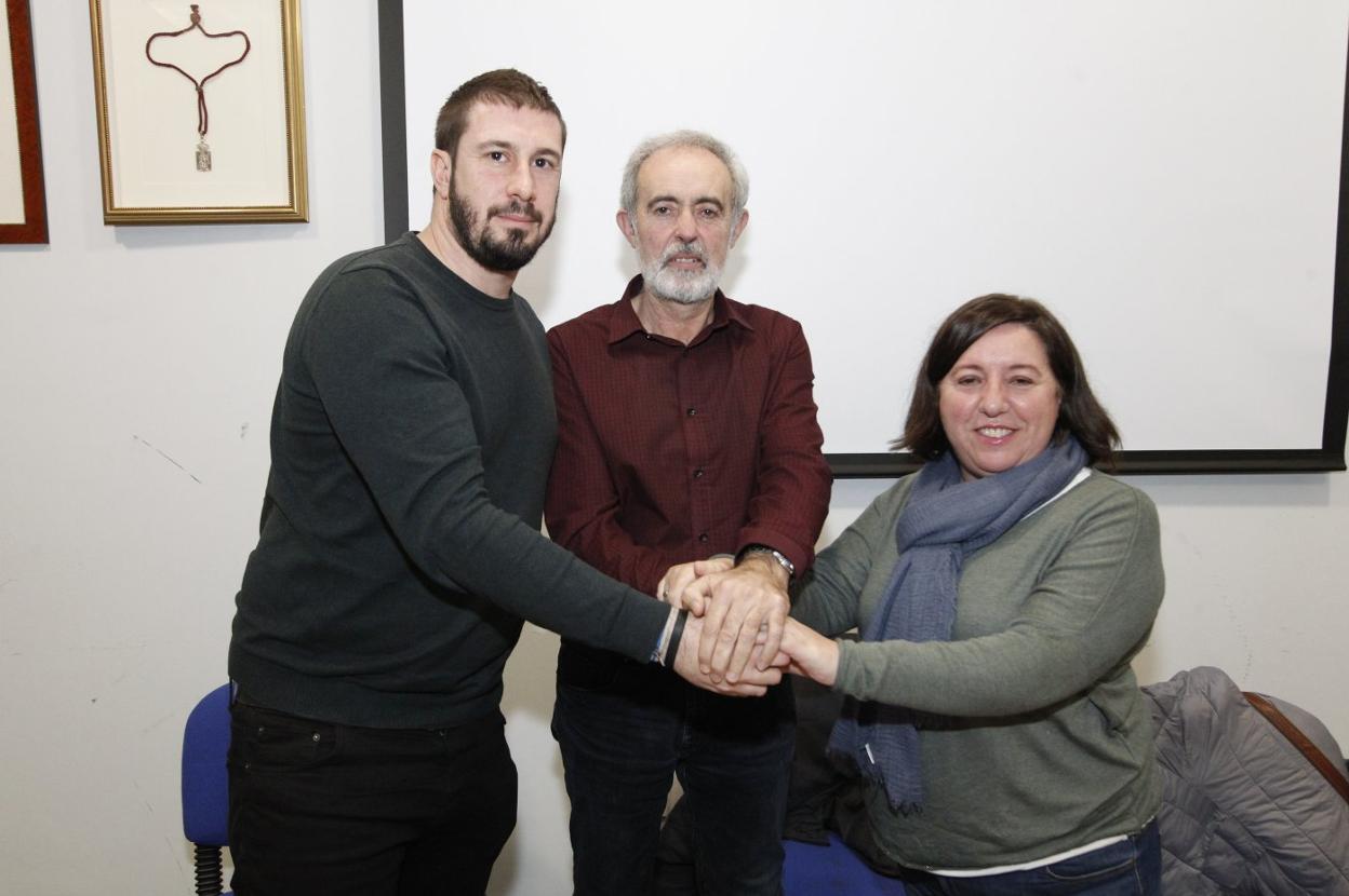 El nuevo presidente de la Federación de Asociaciones de Vecinos, Manuel Cañete, ayer, rodeado por el presidente saliente, Adrián Arias y la exvicepresidenta, Maite Martín. 