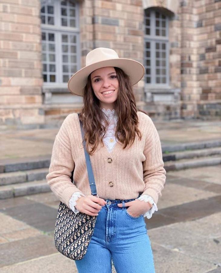 Las chaquetas de punto serán una de las prendas estrella este invierno, y, no solo porque ya están presentes en la mayoría de firmas, sino porque las prescriptoras de moda han apostado por ellas esta temporada y las han convertido en las nuevas sudaderas. ¿La clave para lucirlas con estilo? Llevarlas abotonadas y por dentro del pantalón. Estos looks inspiradores son evidencia de ello. ¿Cuál es tu favorito?