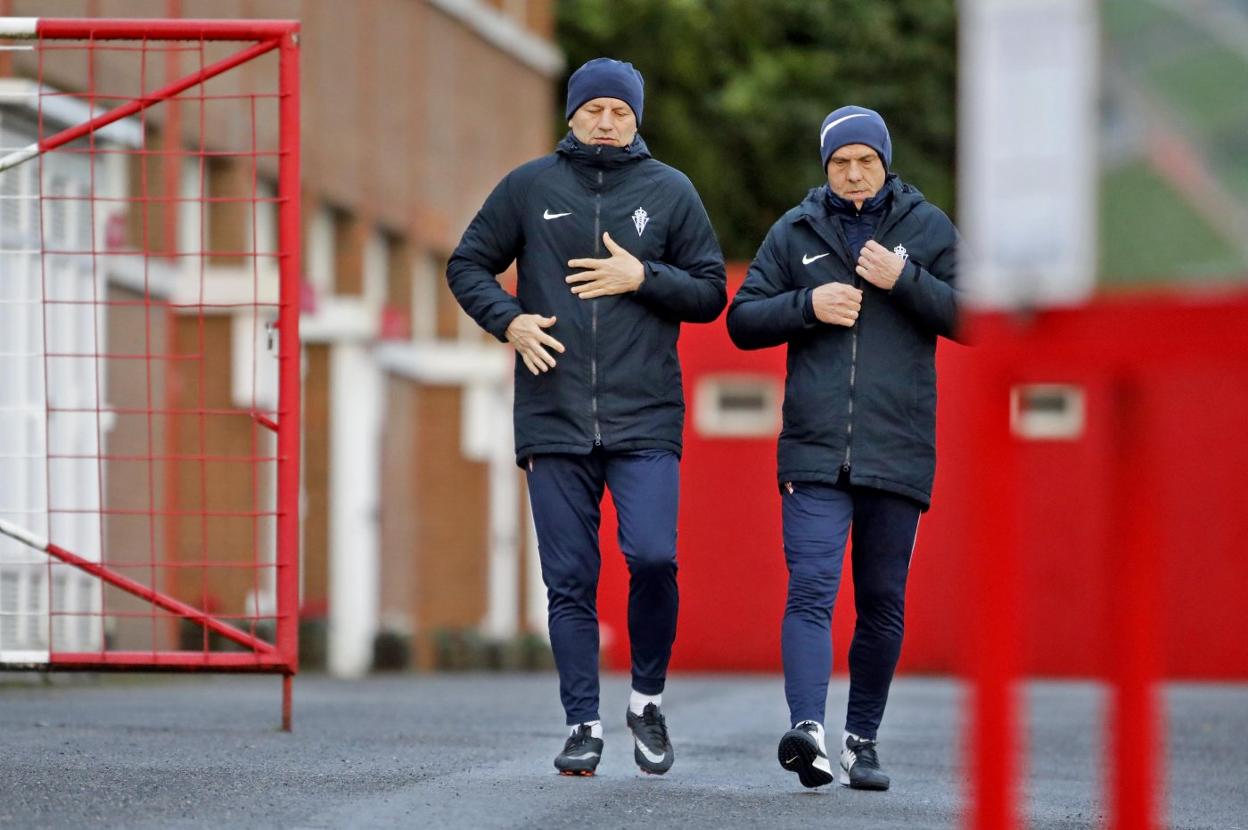 Miroslav Djukic, junto al segundo entrenador Pandurovic, camino del campo donde dirigió el último entrenamiento de la semana. 