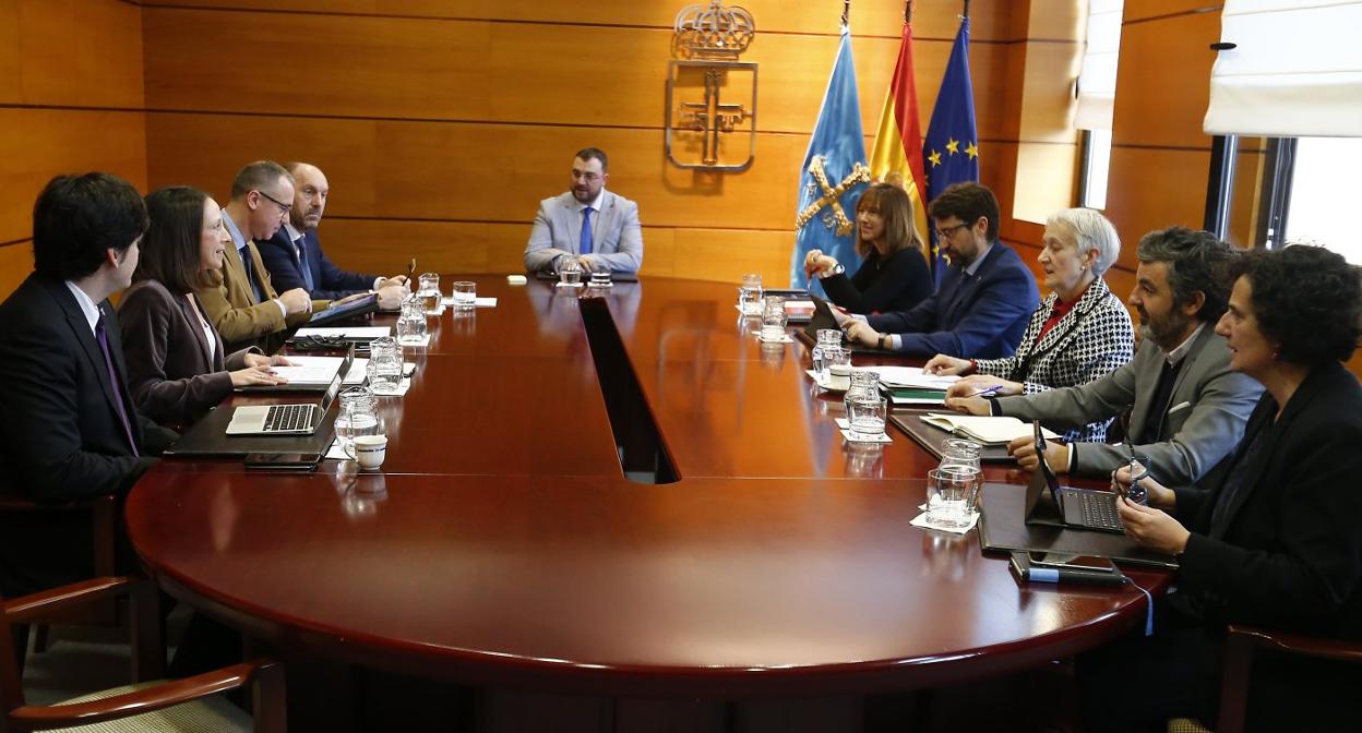 El presidente del Principado, Adrián Barbón, encabeza la reunión semanal del Consejo de Gobierno. 